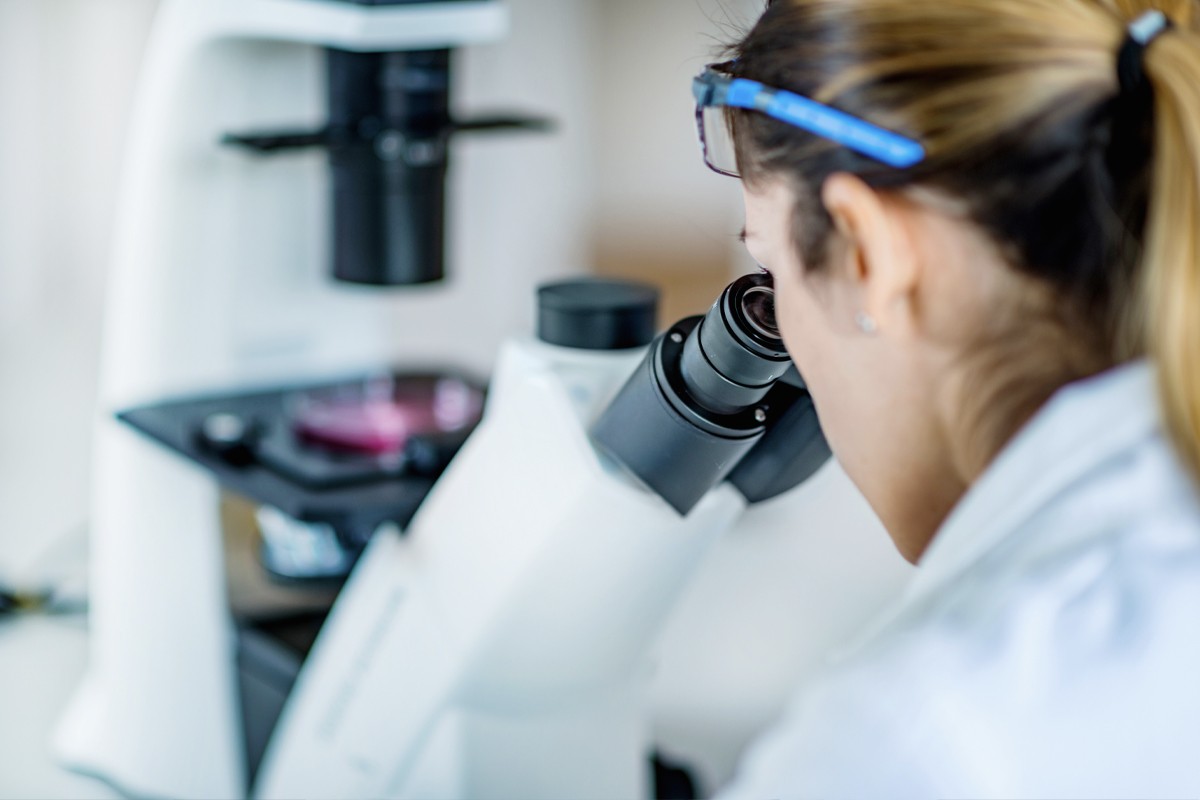 investigadora-microscopio
